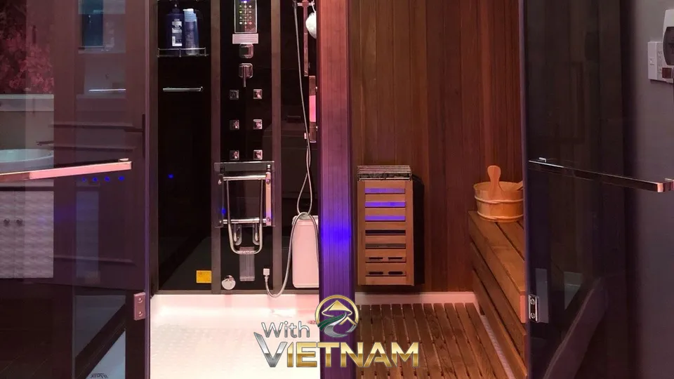 샤워 시설과 나무 물통이 있는 사우나