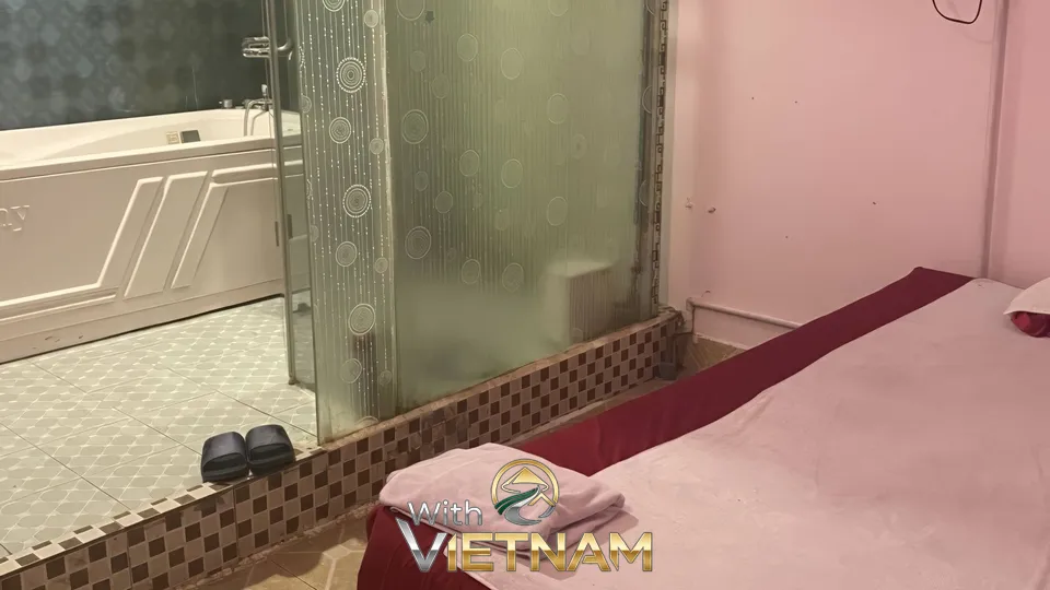 마사지 베드와 유리벽 너머의 욕조