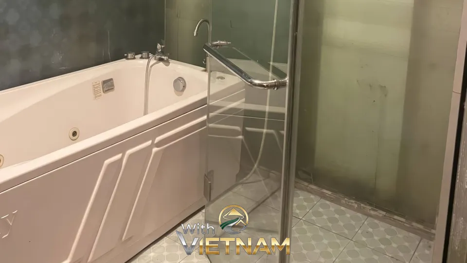 유리 샤워 부스 옆의 흰색 욕조