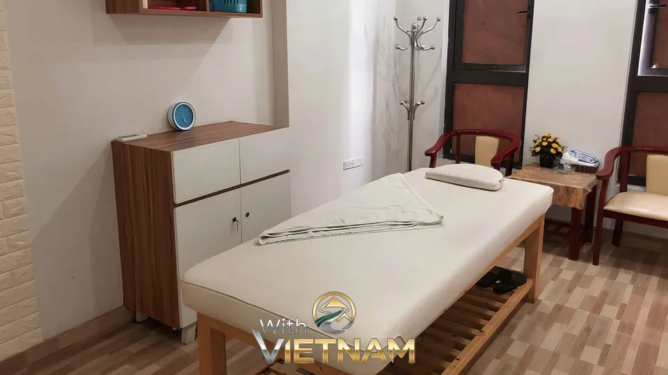 마사지 베드와 수납장이 있는 방