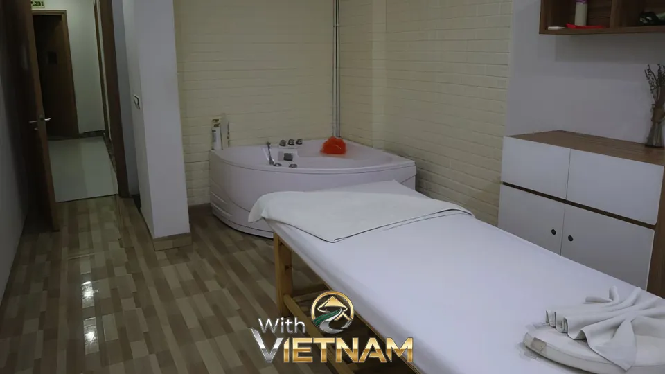 자쿠지와 마사지 베드가 있는 방