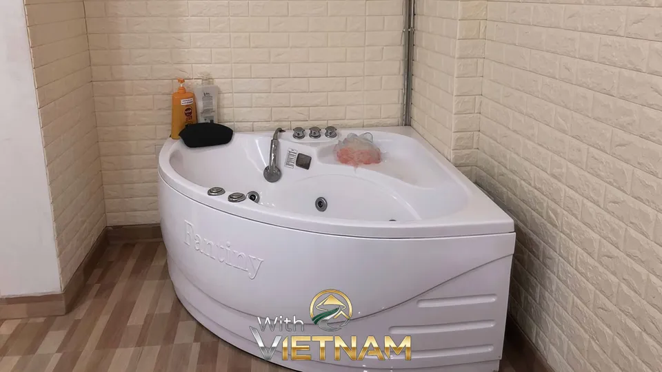 마사지 룸에 있는 흰색 자쿠지