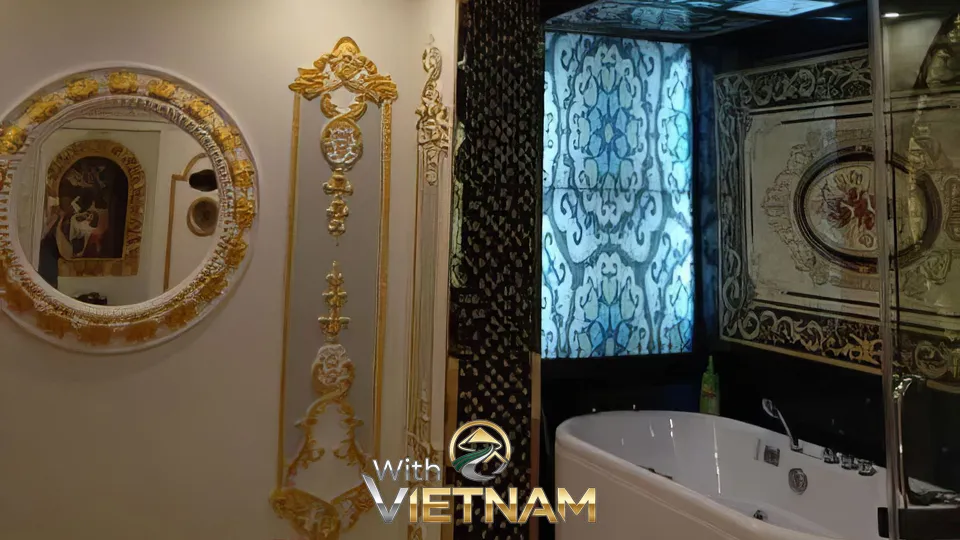 화려한 금장 거울과 욕조