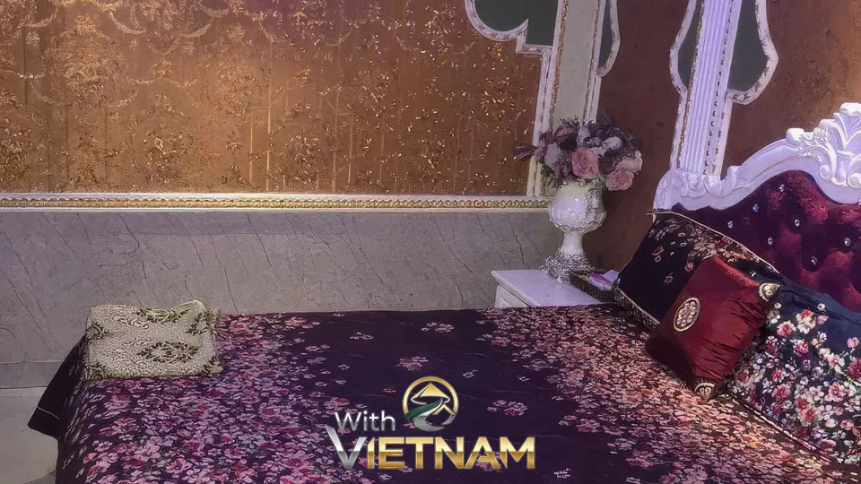 황금색 벽과 꽃무늬 침대가 있는 방