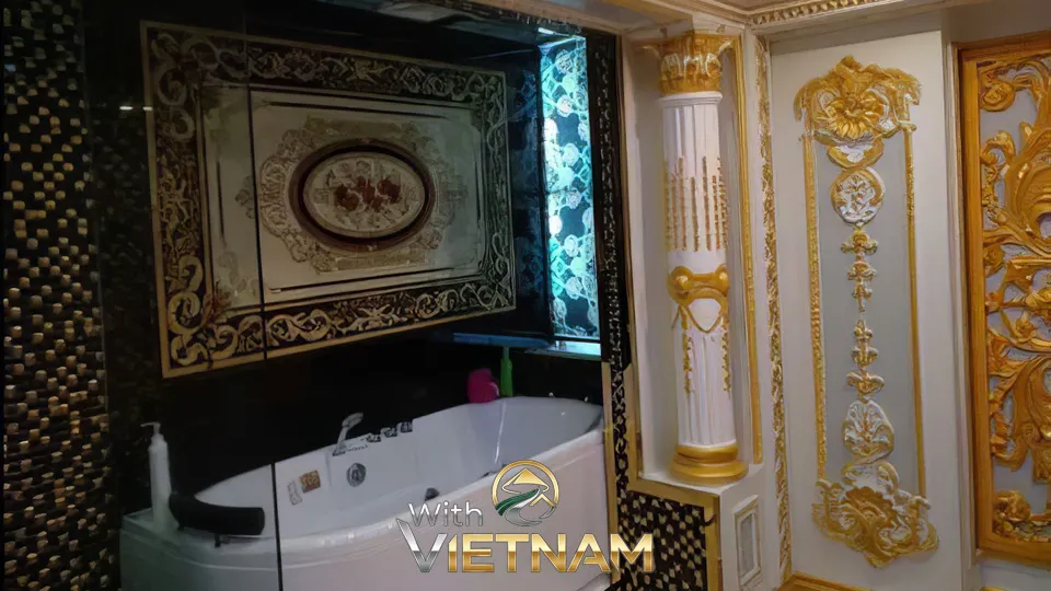 화려한 액자 아래 흰색 욕조