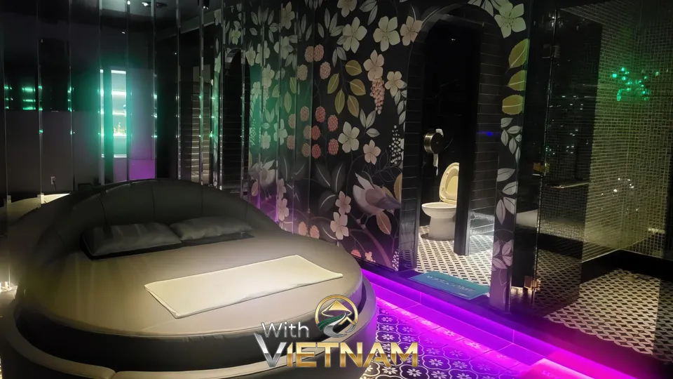 꽃무늬 벽과 원형 침대가 있는 방