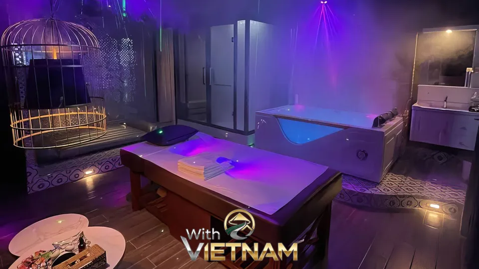 새장 모양 의자와 자쿠지가 있는 방