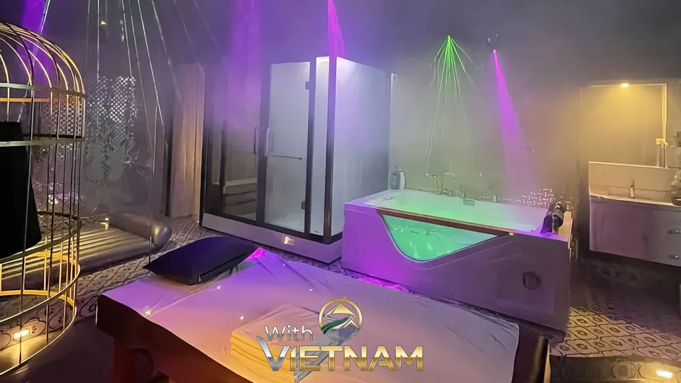 보라색 조명과 욕조가 있는 스파