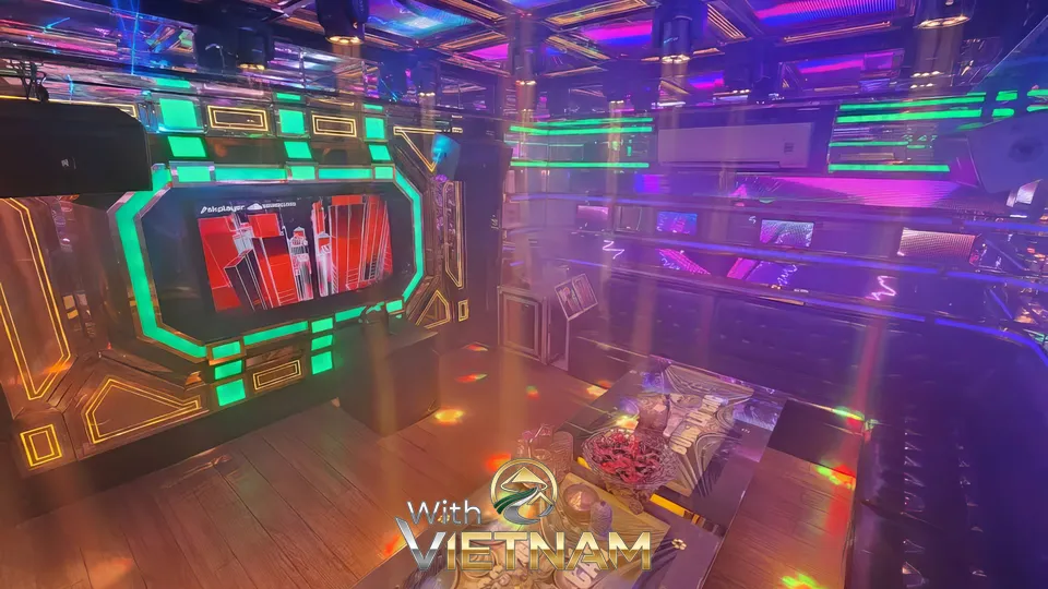 화려한 네온사인의 가라오케 시설