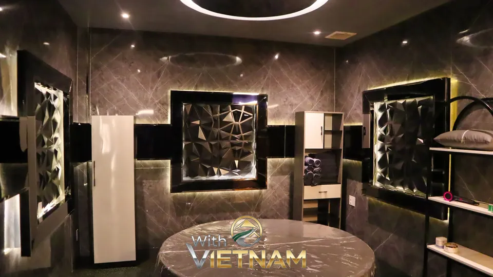 황금색 조명이 있는 도도 스파 마사지룸