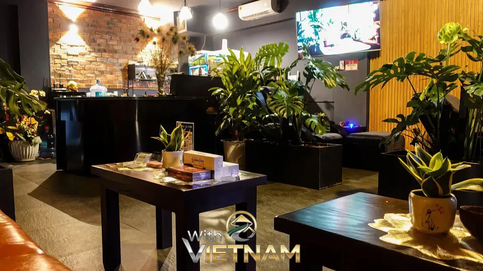 편안한 소파와 식물이 있는 두리안 스파의 로비