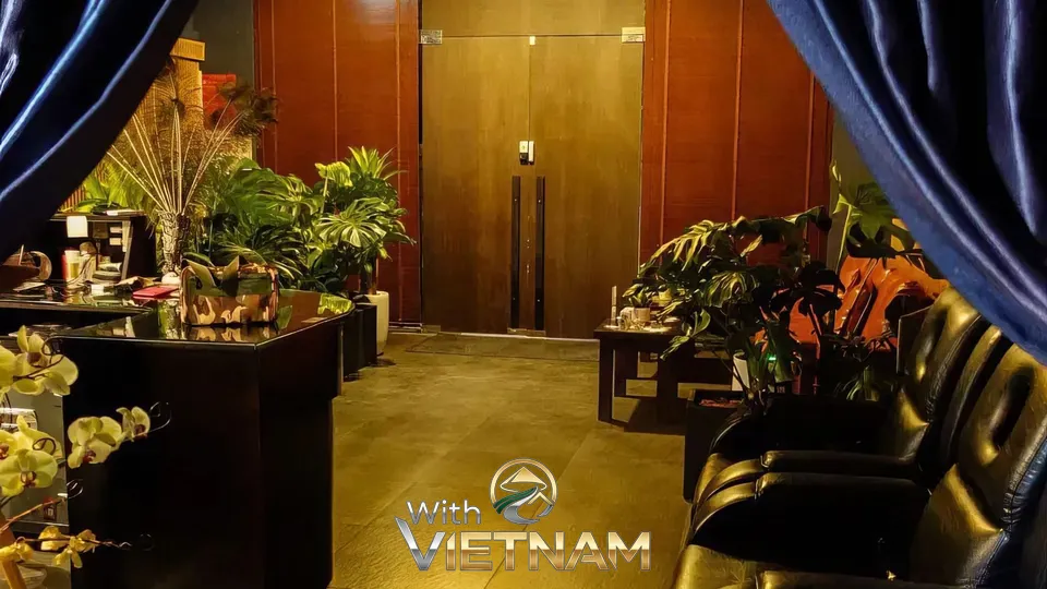 내부 문을 향한 시선