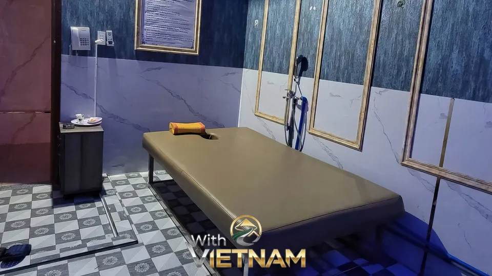 딸기 스파의 마사지 베드와 욕조