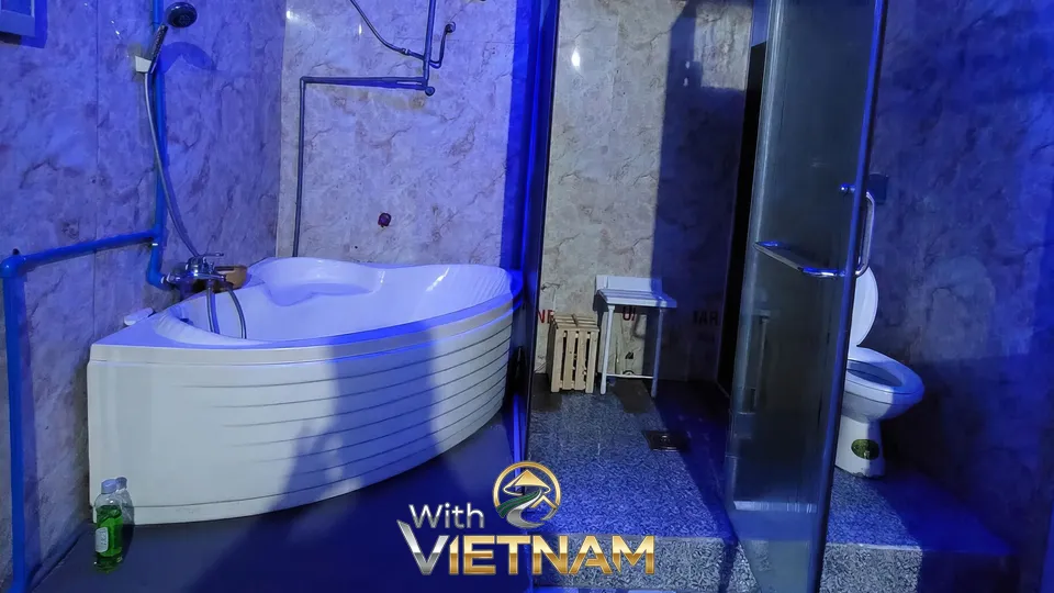 마사지실 욕조와 변기