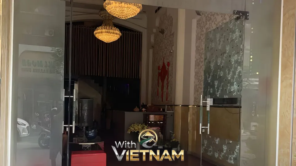 고급스러운 샹들리에가 있는 입구