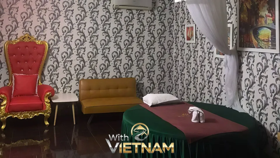 화려한 의자와 원형 마사지 베드