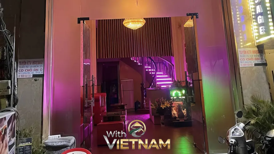 보라색 조명이 빛나는 마사지샵 입구