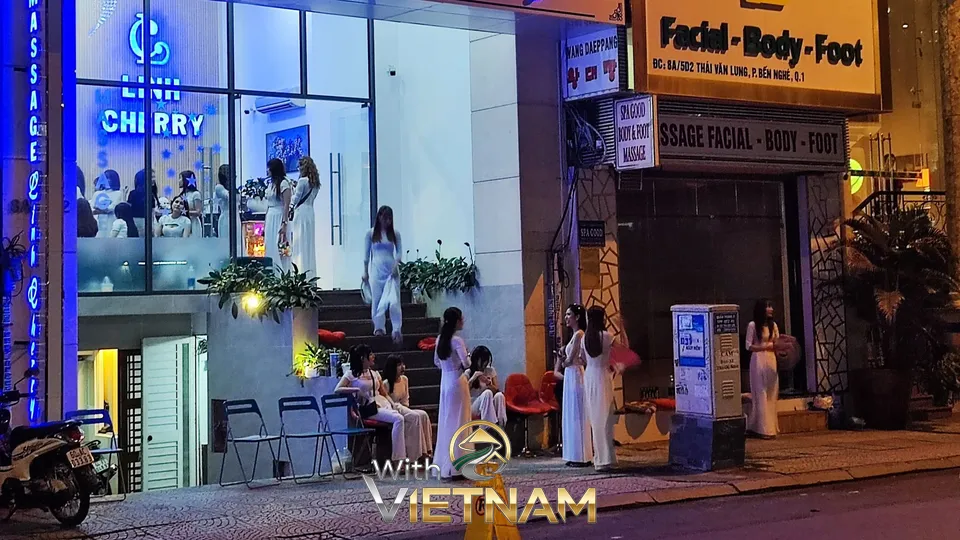 린체리 스파의 야경과 여성들