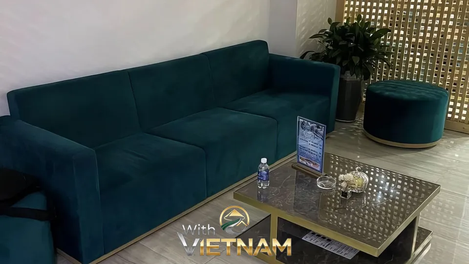 린체리 스파 대기실의 녹색 벨벳 소파