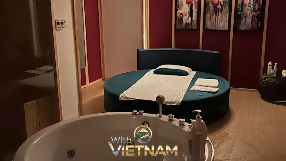 스파 룸의 원형 침대와 자쿠지