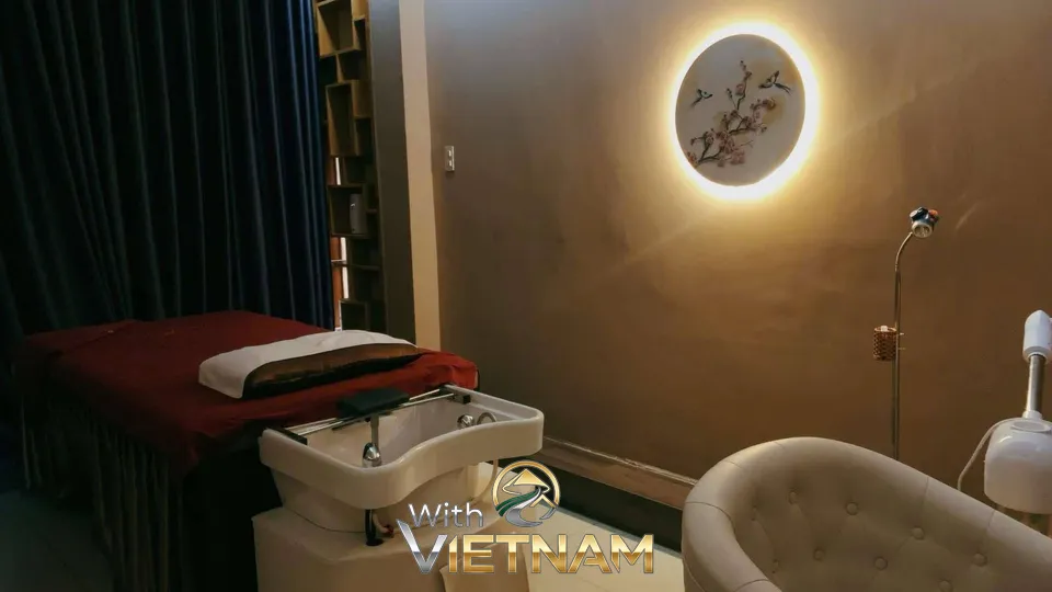 어두운 스파 룸의 마사지 베드