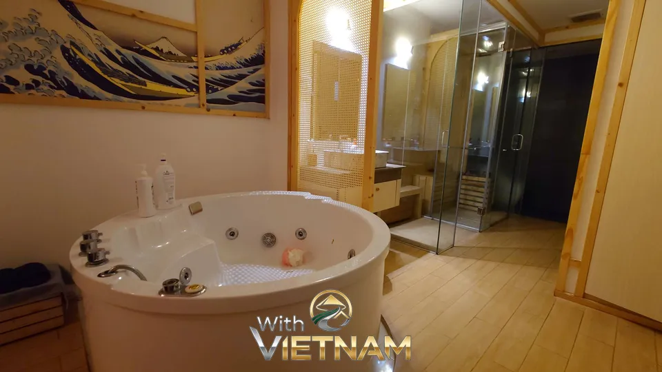 밝은 조명 아래의 자쿠지 욕조