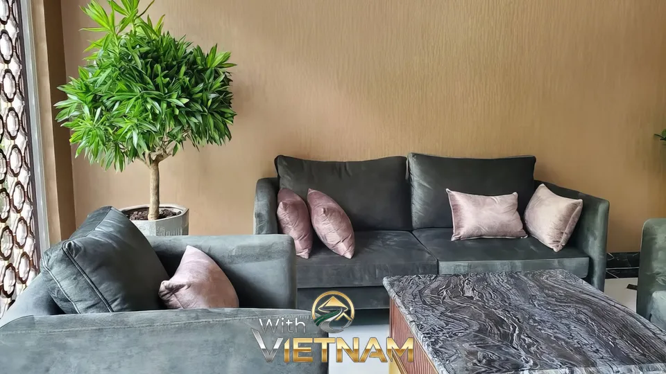 회색 소파와 대리석 테이블이 있는 로비