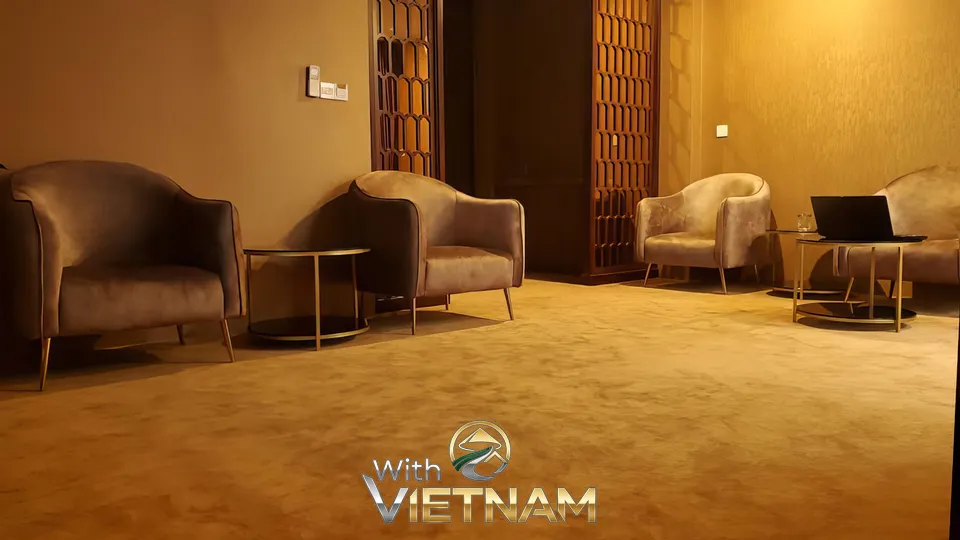 베이지색 안락의자가 있는 라운지