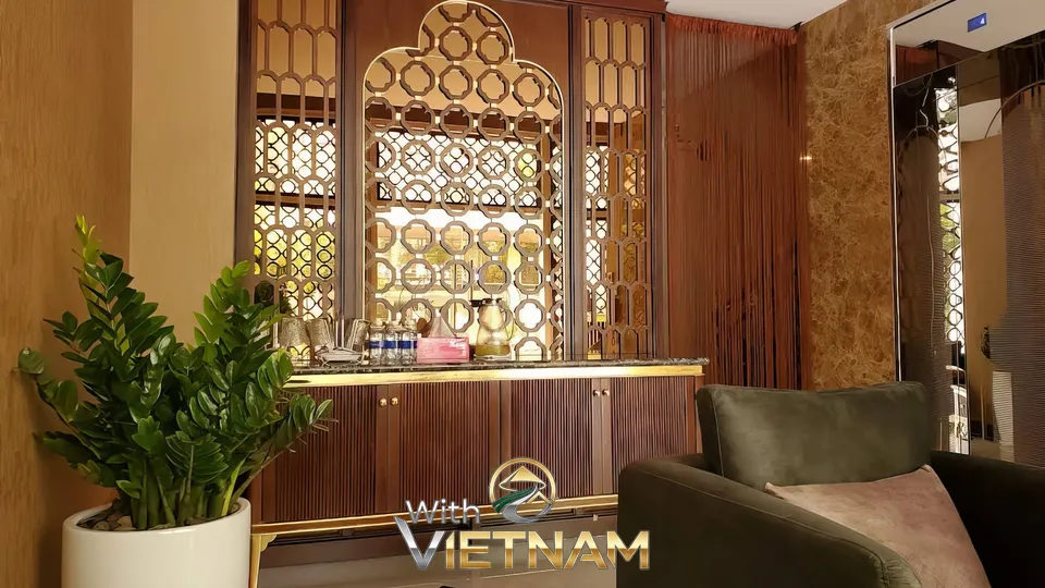 라운지에 있는 화려한 장식장