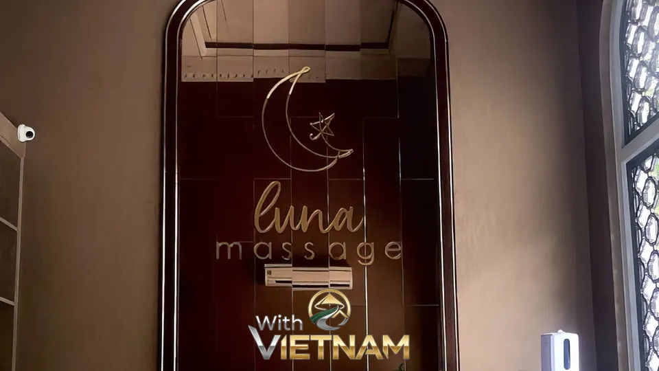 벽에 걸린 금색 루나 마사지 로고