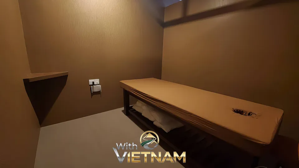 마사지 침대와 작은 선반