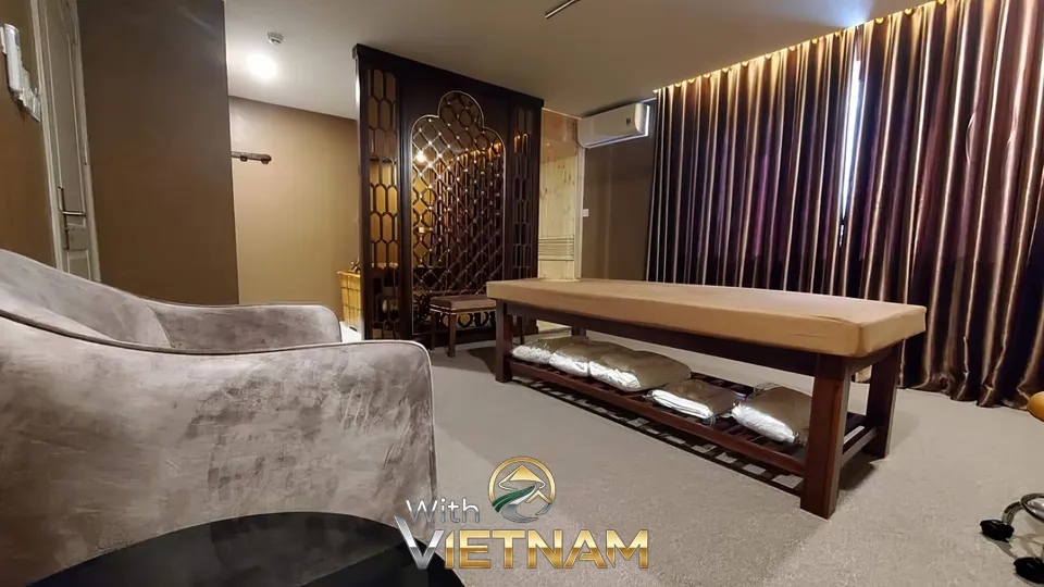 마사지 침대와 소파가 있는 방