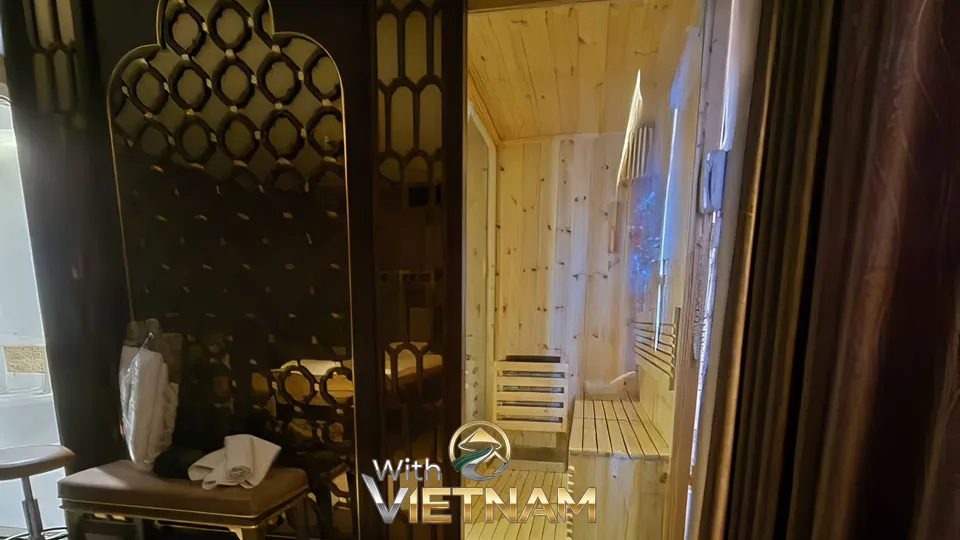 나무 벤치가 있는 사우나실