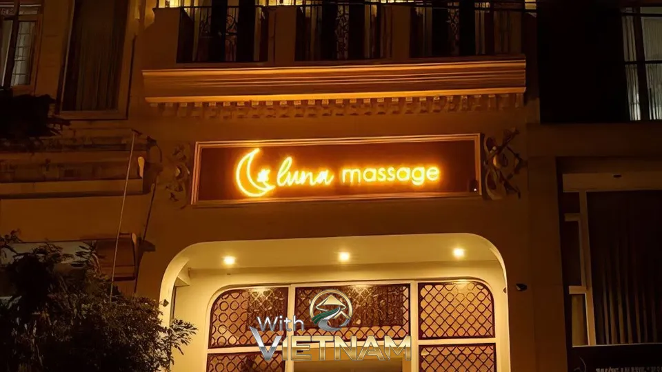 호치민 루나 마사지 입구 야간 조명