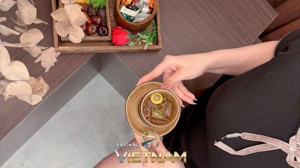 레몬이 담긴 찻잔