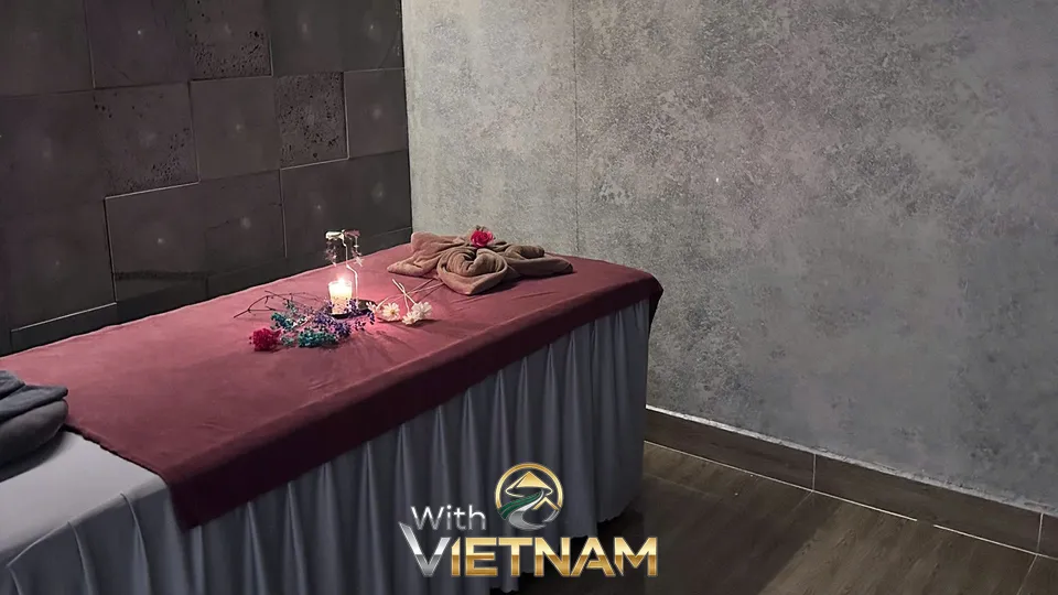 붉은 시트 마사지 베드 위 장식