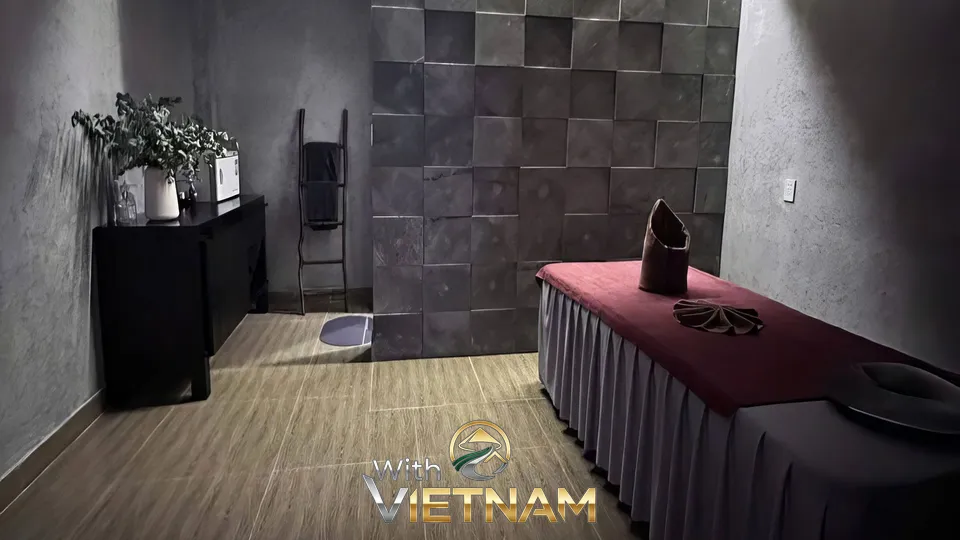 모네 스파의 회색 타일 벽과 마사지 베드