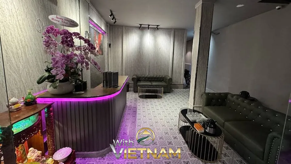 보라색 조명과 소파가 있는 풍월각의 로비