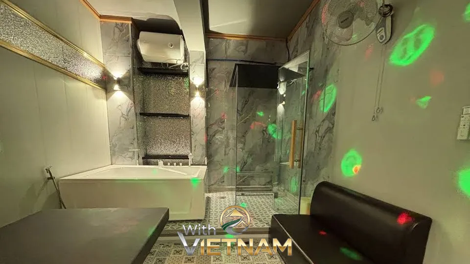 욕조와 샤워 부스가 있는 마사지실