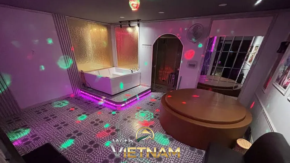 둥근 욕조와 화려한 조명이 있는 방