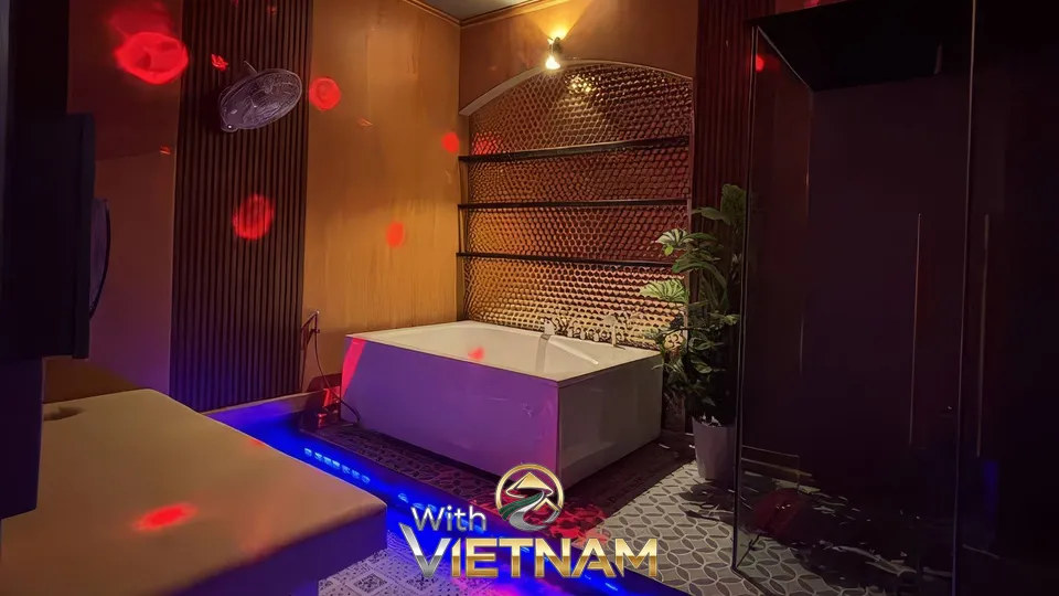 따뜻한 조명의 마사지실과 욕조