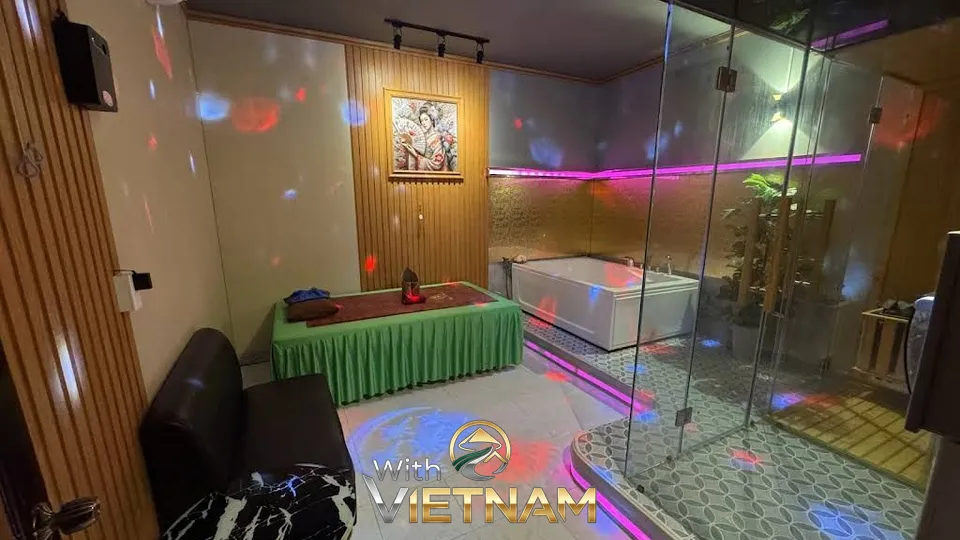 녹색 침대와 유리 샤워 부스가 있는 방