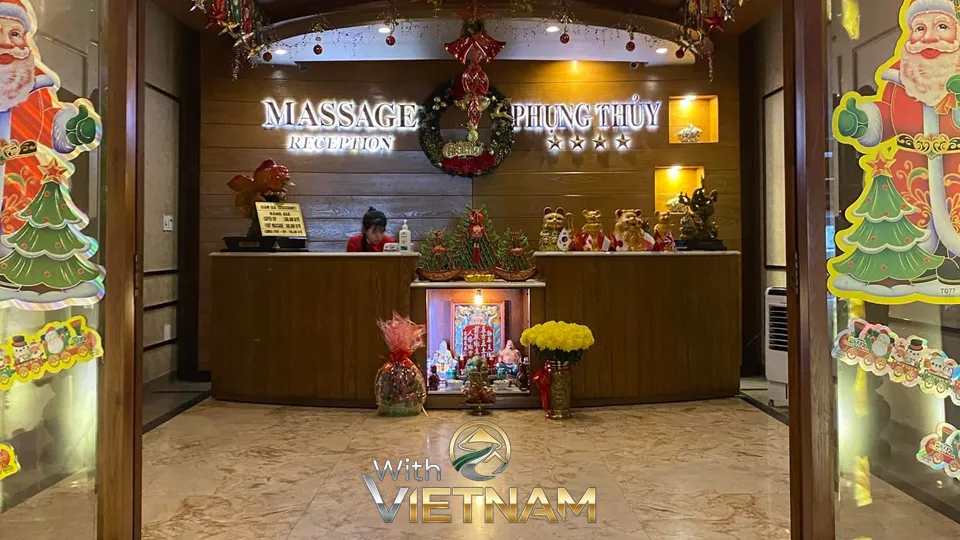크리스마스 장식이 있는 마사지샵 로비