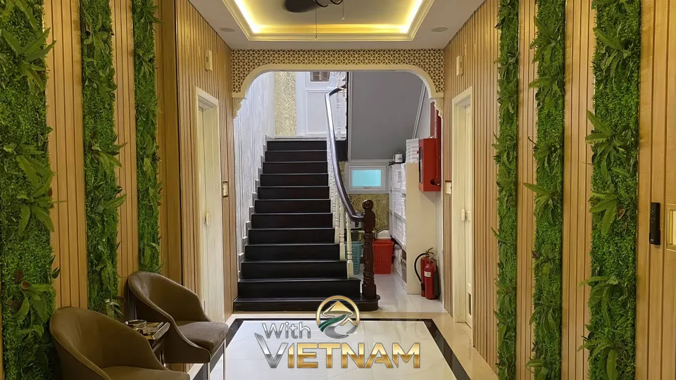 계단으로 이어지는 푸른 식물 복도