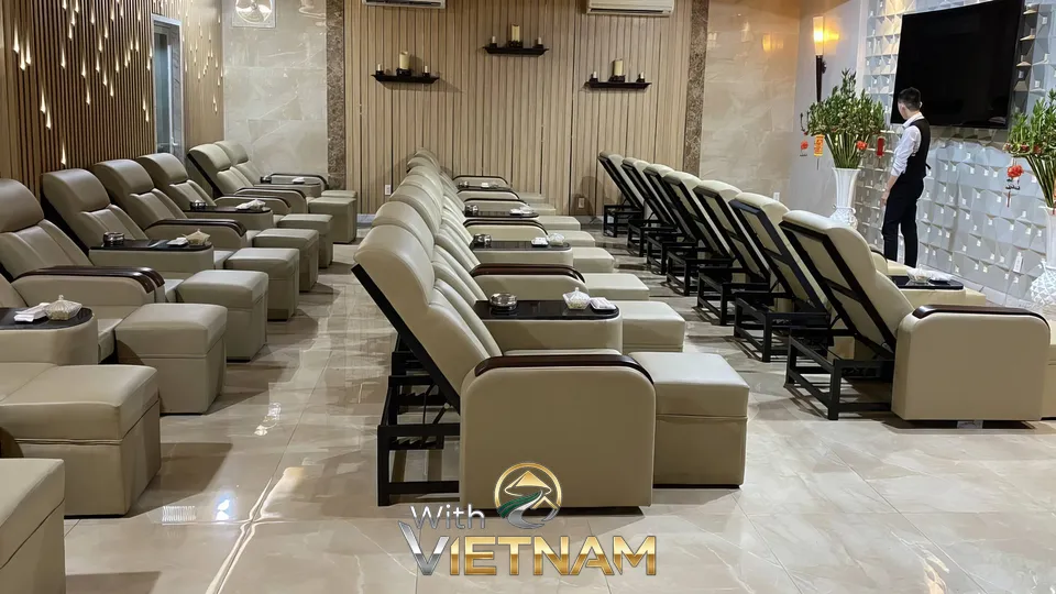 발 마사지를 위한 의자들이 있는 방