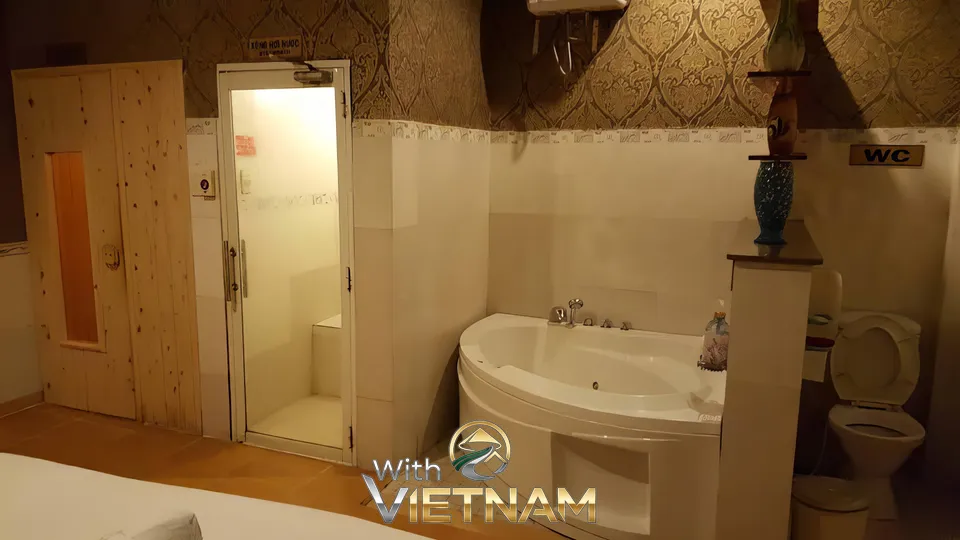 마사지 침대와 욕조가 있는 욕실