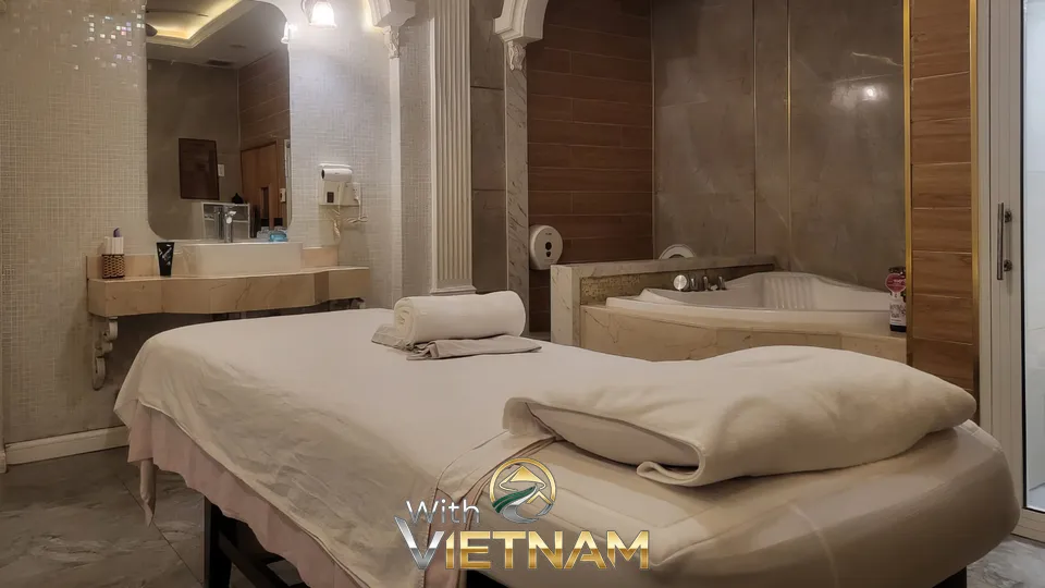 대리석 기둥이 있는 마사지실과 욕조