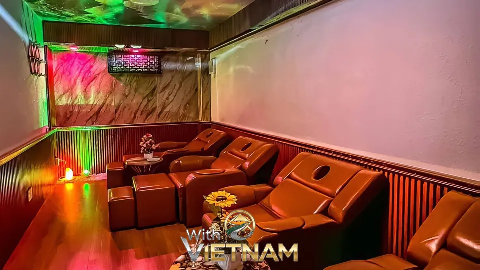 갈색 안마의자가 있는 마사지실