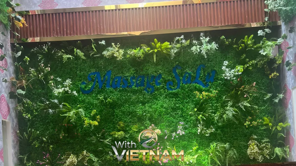 살라 마사지 로고가 있는 녹색 벽