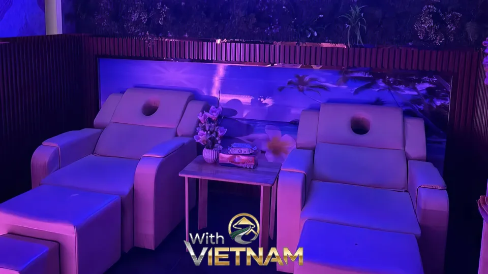 보라색 조명 아래 안마의자 두 개